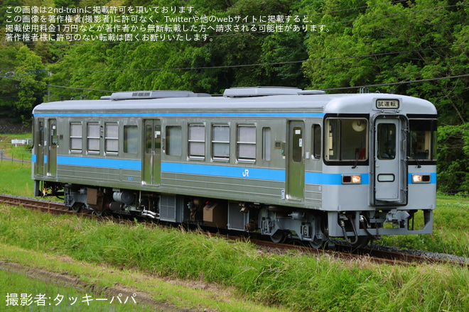 【JR四】1000形1017号車が検査を終えて多度津工場出場を黒川～塩入間で撮影した写真
