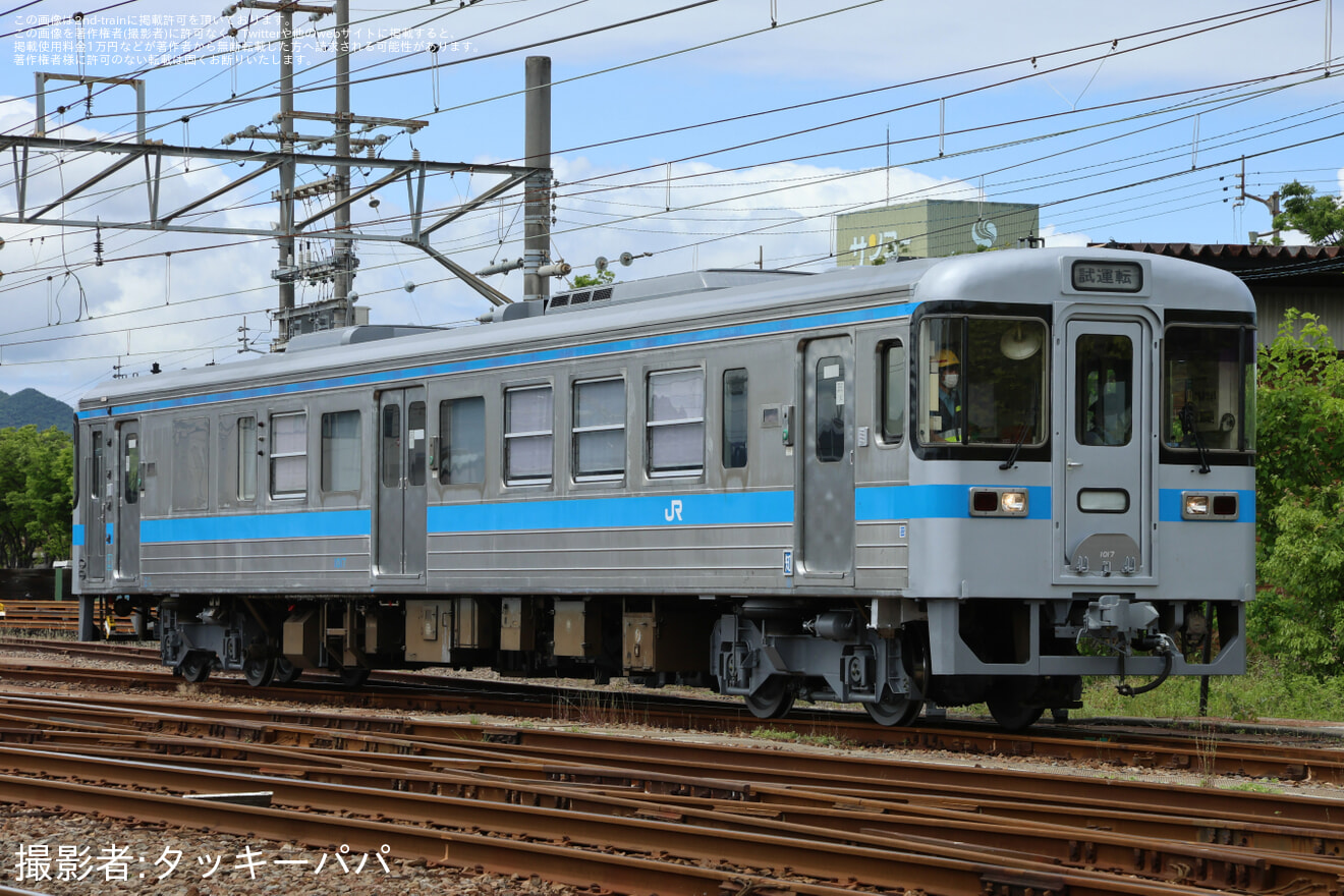【JR四】1000形1017号車が検査を終えて多度津工場出場の拡大写真