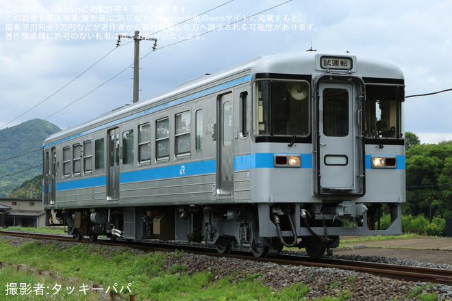 【JR四】1000形1017号車が検査を終えて多度津工場出場を塩入～琴平間で撮影した写真