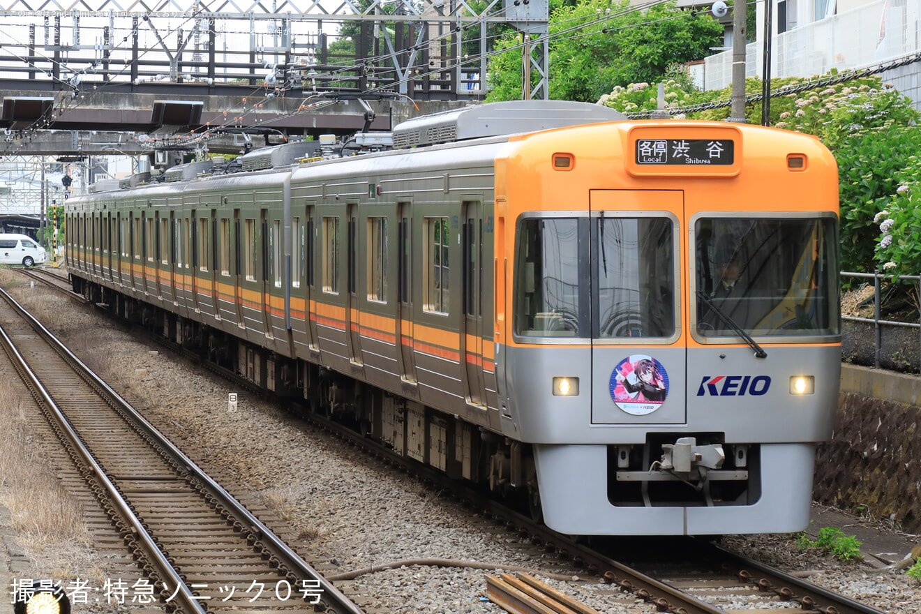 【京王】「AZKiホロライブ×京王電鉄」ヘッドマークを取り付けて運行の拡大写真