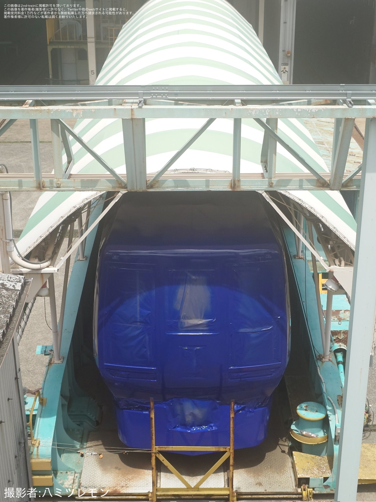 【JR東】253系1000番台OM-N02編成が大宮総合車両センターで新塗装へ(顔部分も目撃)の拡大写真