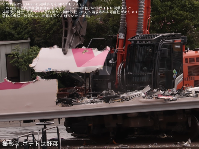 【JR西】「ハローキティ新幹線」500系V2編成1号車が解体を博多総合車両所付近で撮影した写真