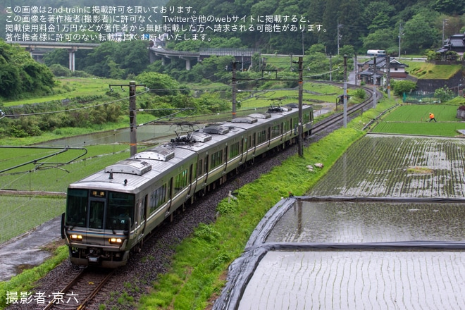 【JR西】223系V22編成が伯備線経由で後藤総合車両所本所へ入場回送を不明で撮影した写真