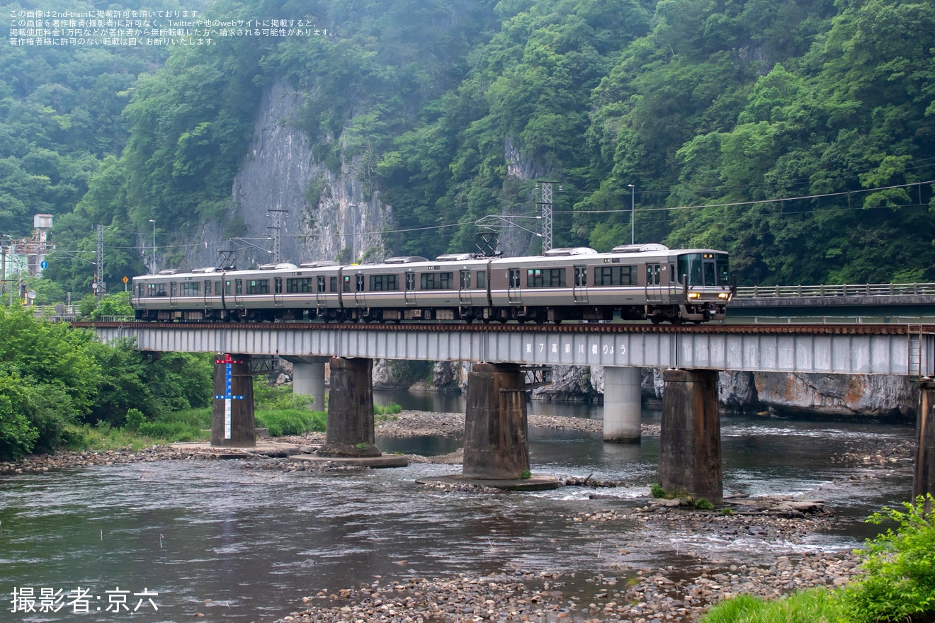 【JR西】223系V22編成が伯備線経由で後藤総合車両所本所へ入場回送の拡大写真
