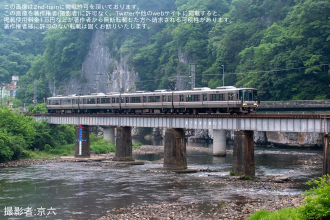 【JR西】223系V22編成が伯備線経由で後藤総合車両所本所へ入場回送を不明で撮影した写真