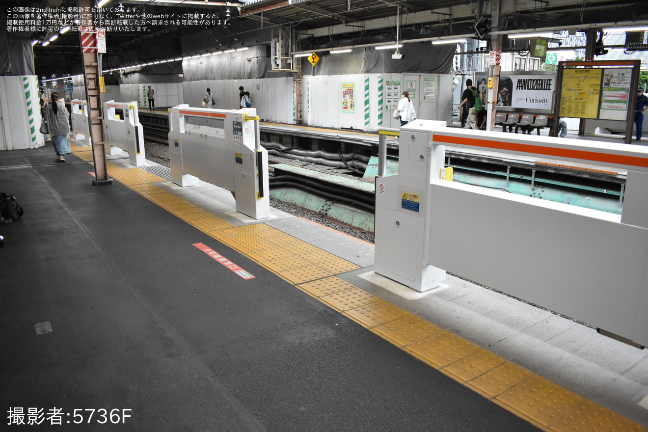 【JR東】中央快速線 中野駅にホームドアが設置の拡大写真