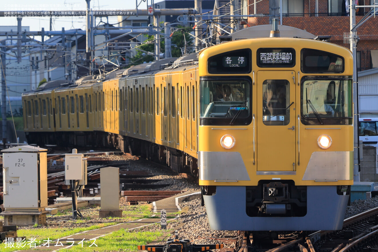 【西武】2000系2523F+2525F 菱形パンタグラフ編成同士で平日ナイター便へ充当の拡大写真