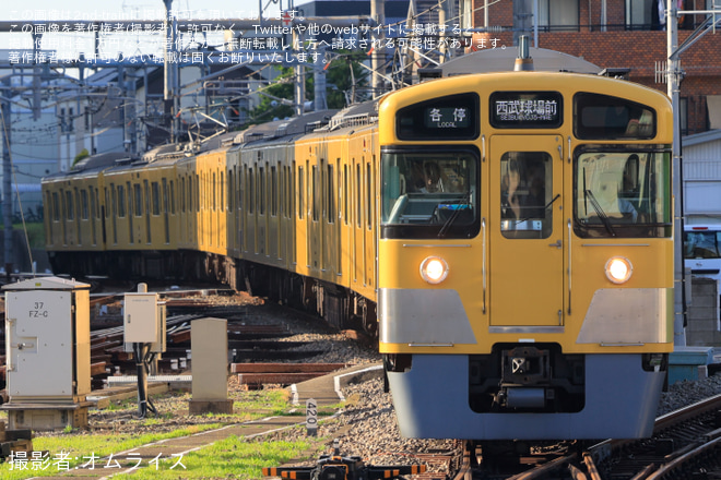 【西武】2000系2523F+2525F 菱形パンタグラフ編成同士で平日ナイター便へ充当を所沢駅で撮影した写真
