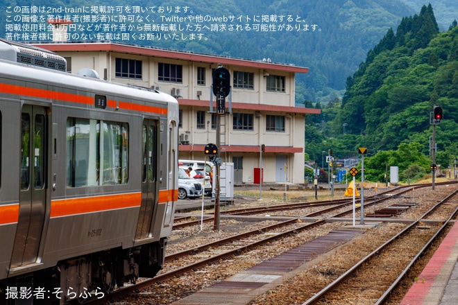 【JR海】猪谷駅に留置されていたキハ25形P102編成とP108編成が美濃太田車両区へ戻るを不明で撮影した写真
