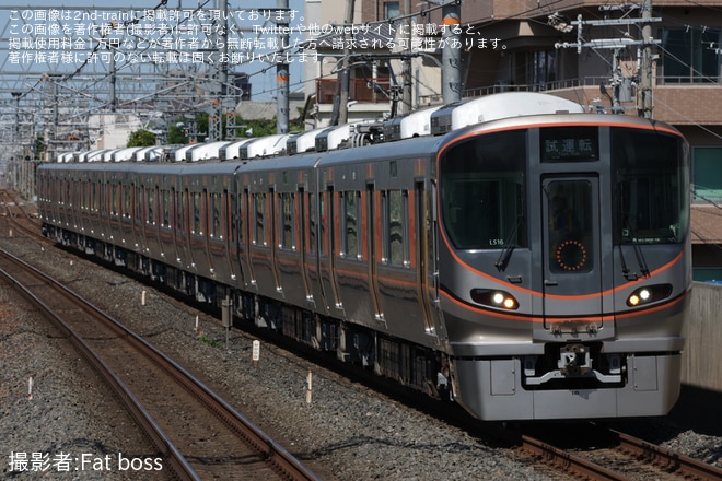 【JR西】323系LS16編成吹田総合車両所本所出場試運転をJR総持寺駅で撮影した写真