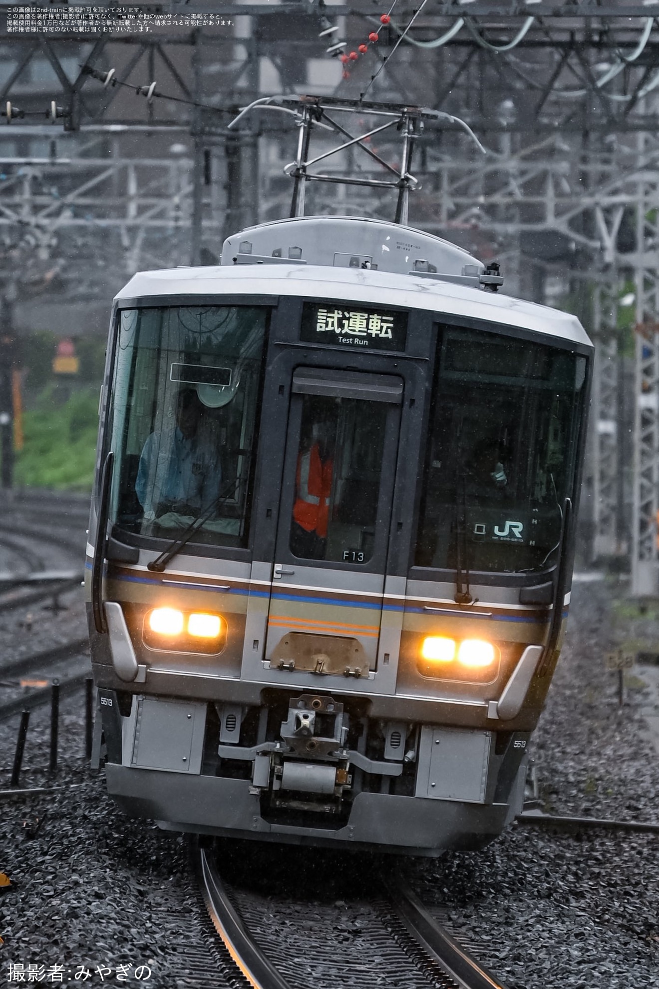 【JR西】223系F13編成吹田総合車両所本所出場試運転の拡大写真