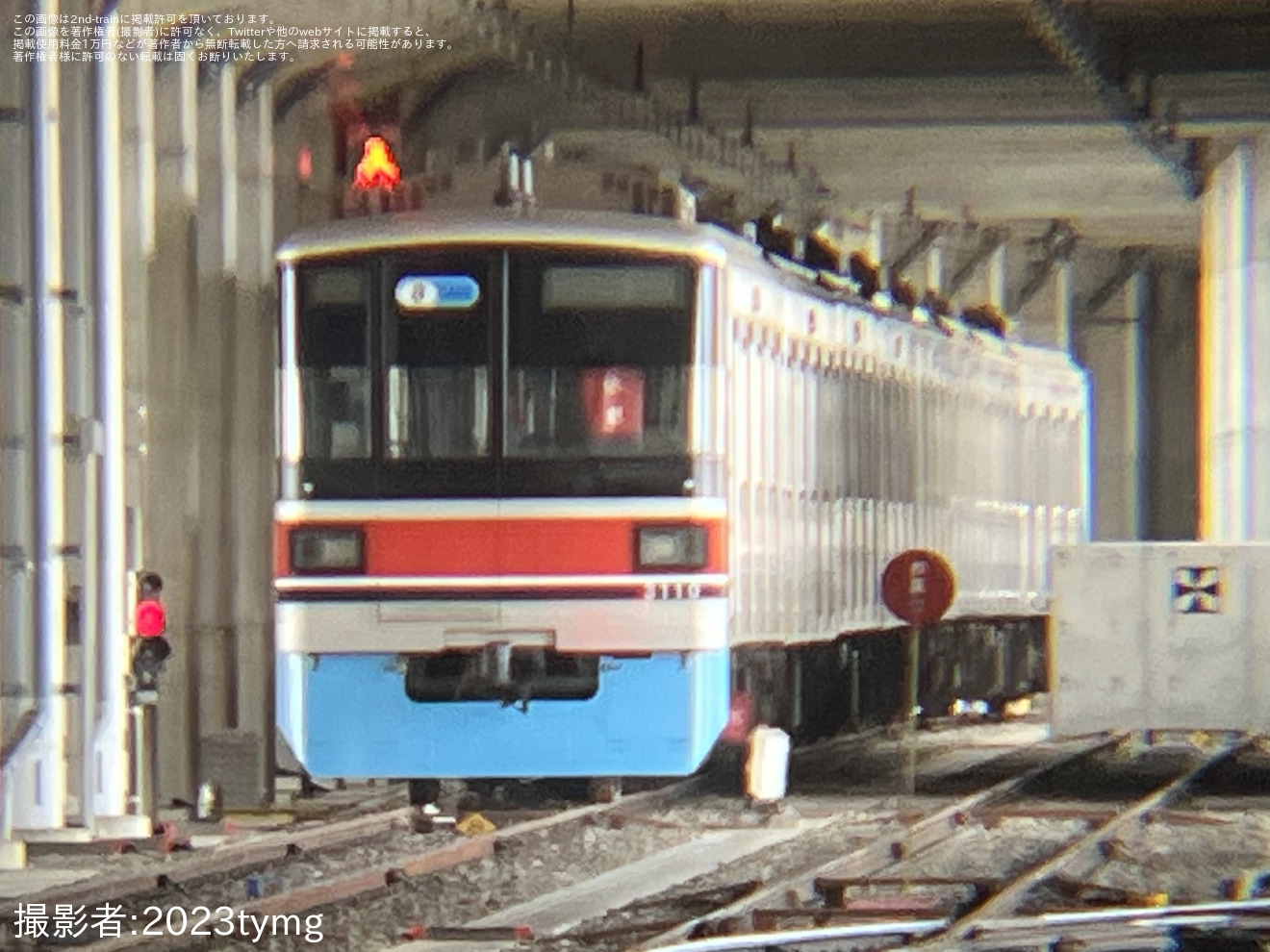 【東急】3000系3110Fのリニューアルに伴うラッピング作業が進むの拡大写真