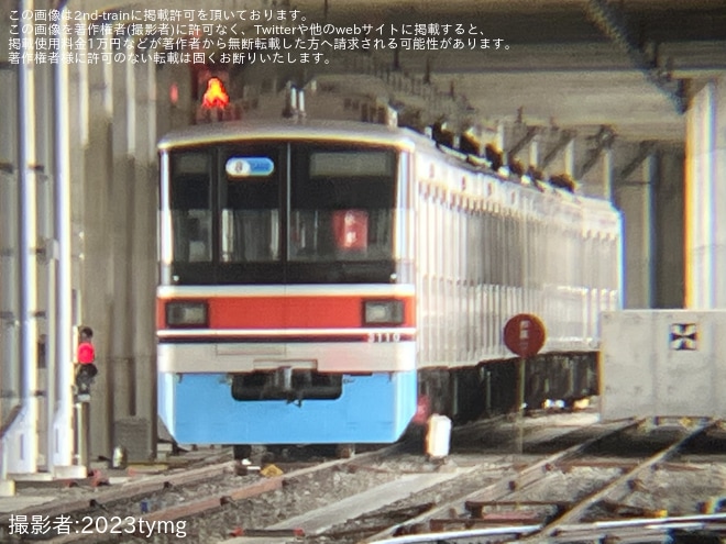 【東急】3000系3110Fのリニューアルに伴うラッピング作業が進むを元住吉検車区付近で撮影した写真
