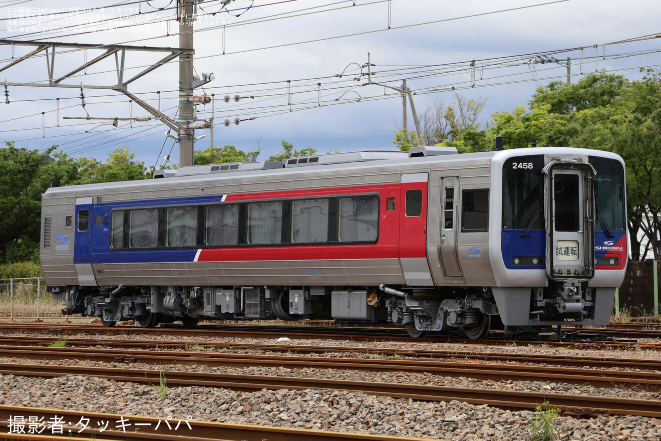 【JR四】N2000系気動車2458号車が検査を終えて多度津工場出場の拡大写真