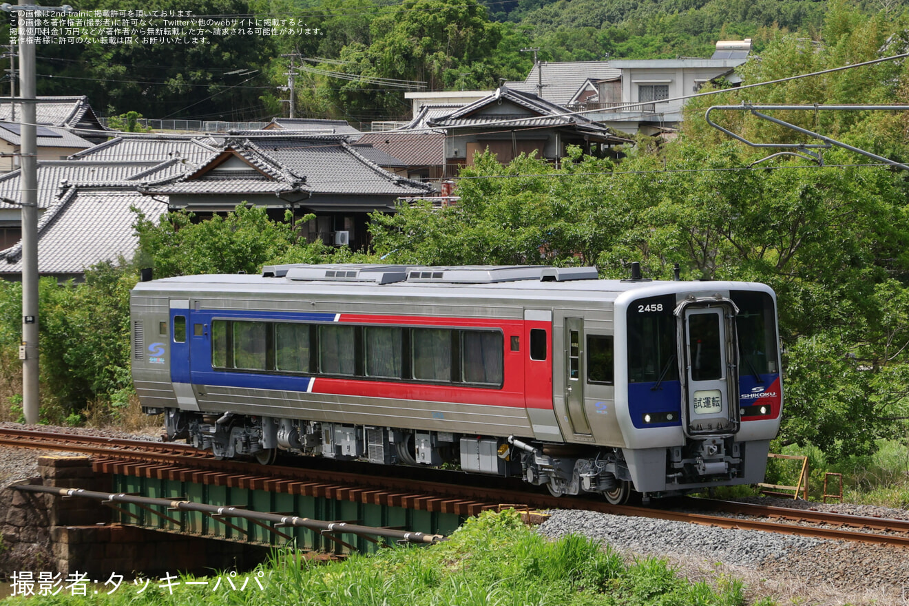 【JR四】N2000系気動車2458号車が検査を終えて多度津工場出場の拡大写真