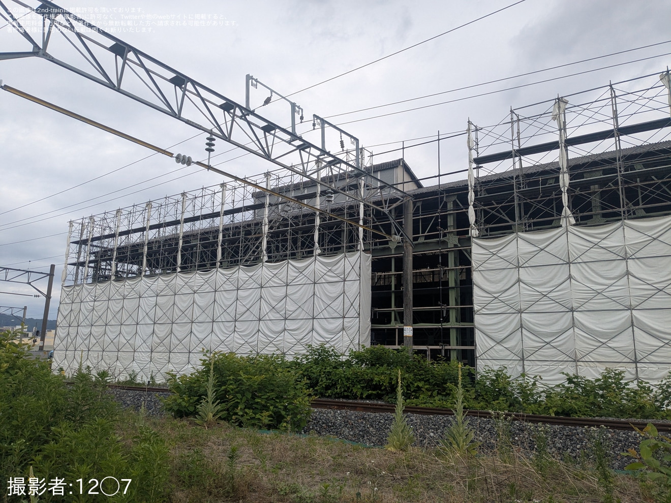 【JR東】旧福島機関区跡の建屋で解体作業が進むの拡大写真