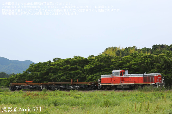 【JR西】DE10-1076牽引のチキ2両編成による東萩工臨の実施を黒井村～川棚温泉間で撮影した写真