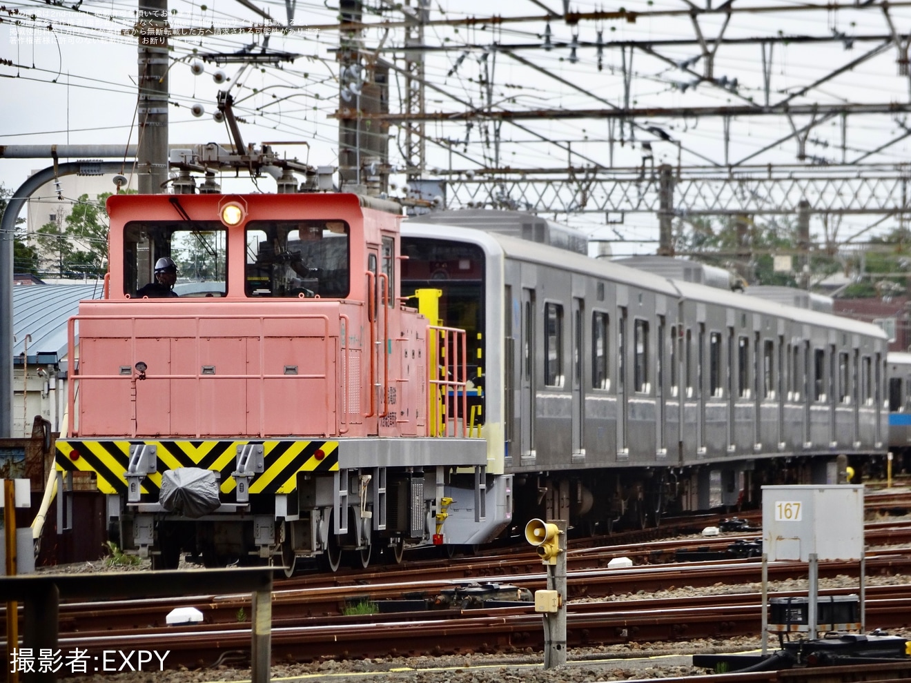 【小田急】3000形3277Fの新宿方3両がリニューアル工事中の姿で確認されるの拡大写真