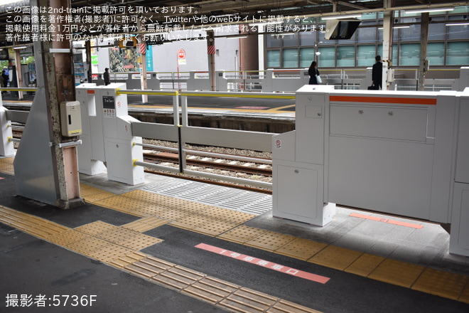 【JR東】中央快速線 中野駅のホームドアが稼働開始(6・8番線) - 中野駅にて撮影