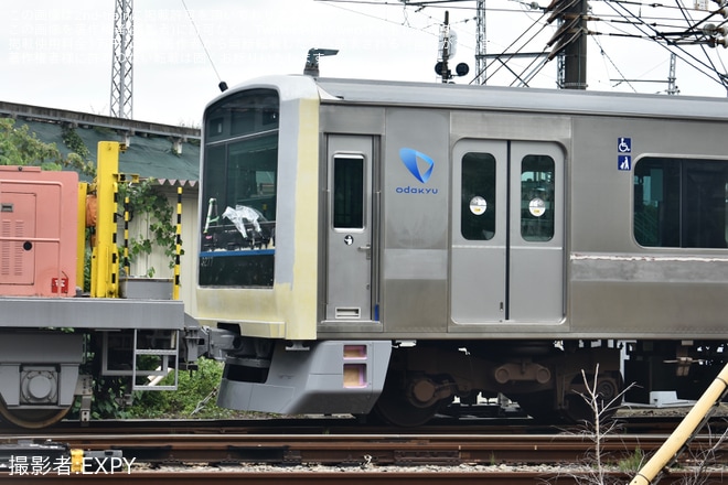 【小田急】3000形3277Fの新宿方3両がリニューアル工事中の姿で確認されるを不明で撮影した写真