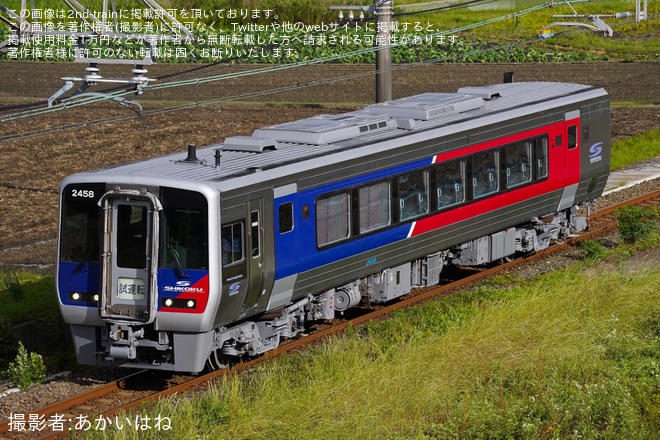 【JR四】N2000系気動車2458号車が検査を終えて多度津工場出場を不明で撮影した写真