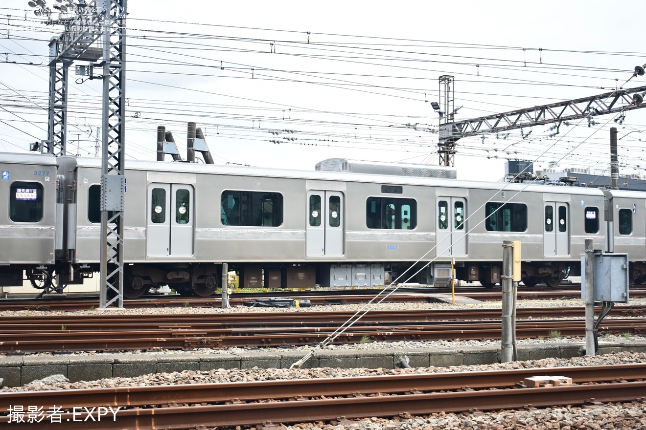 【小田急】3000形3277Fの新宿方3両がリニューアル工事中の姿で確認されるの拡大写真