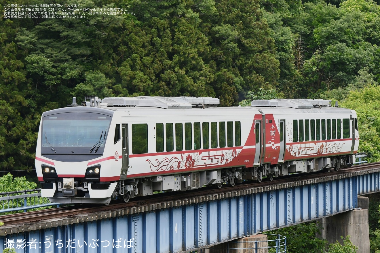 【JR東】HB-E300系「ひなび」を使用した「ふるまい酒まつり号」が運転の拡大写真