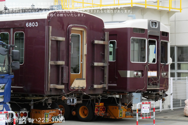 【阪急】正雀工場にて6300系6353Fの先頭車1両(C#6353)と中間車1両(C#6803) がトレーラーに載せられて留置 - 正雀工場付近にて撮影