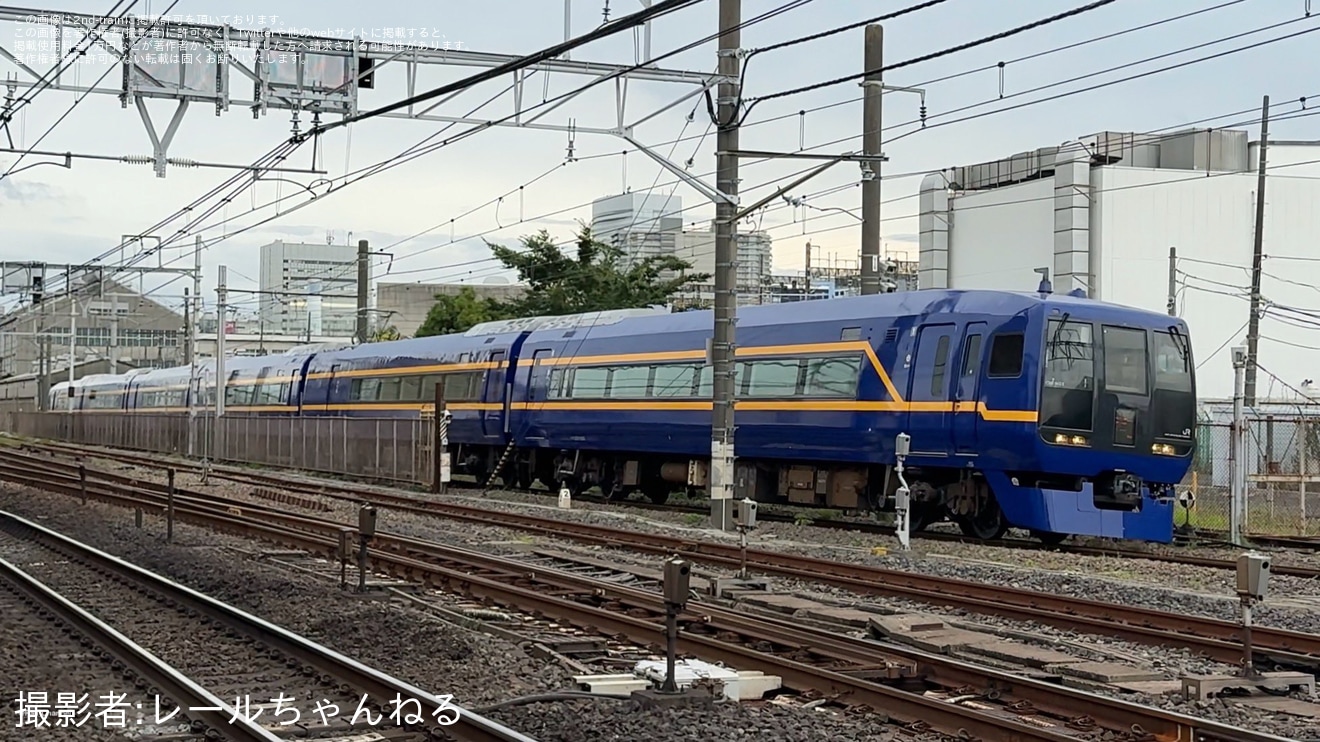 【JR東】253系1000番台OM-N02編成が新エクステリアデザインで構内試運転の拡大写真