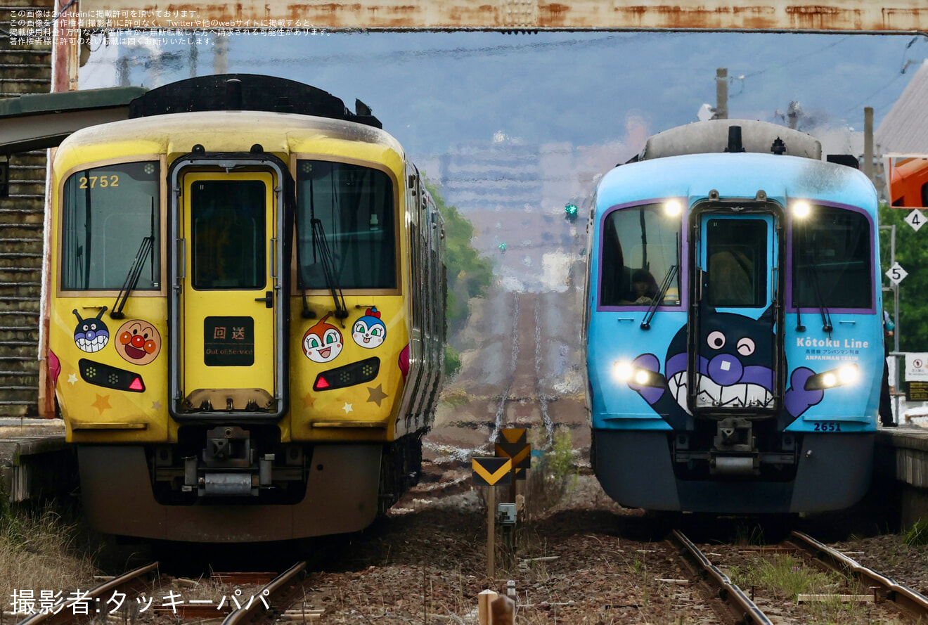 【JR四】2700系2752号車「きいろいアンパンマン列車」が多度津工場へ入場回送の拡大写真