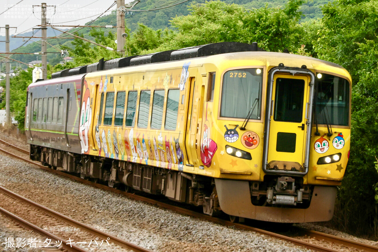 【JR四】2700系2752号車「きいろいアンパンマン列車」が多度津工場へ入場回送の拡大写真