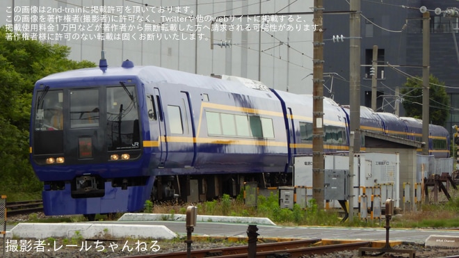 【JR東】253系1000番台OM-N02編成が新エクステリアデザインで構内試運転（1枚目）