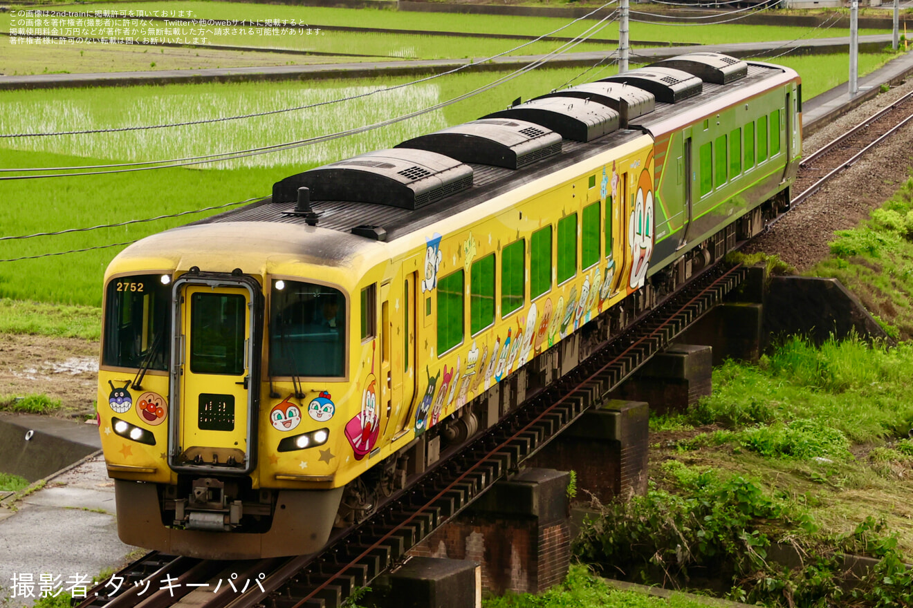 【JR四】2700系2752号車「きいろいアンパンマン列車」が多度津工場へ入場回送の拡大写真
