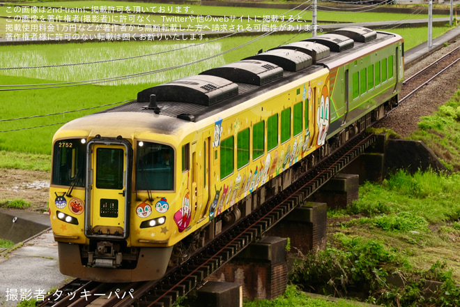 【JR四】2700系2752号車「きいろいアンパンマン列車」が多度津工場へ入場回送を下浦～牛島間で撮影した写真