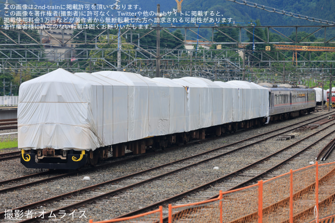 【西武】10000系10101Fが3000系3011Fと連結 - 横瀬車両基地にて撮影