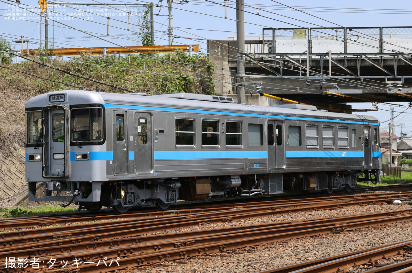 【JR四】1000形気動車1004号車が検査を終えて多度津工場出場試運転の拡大写真