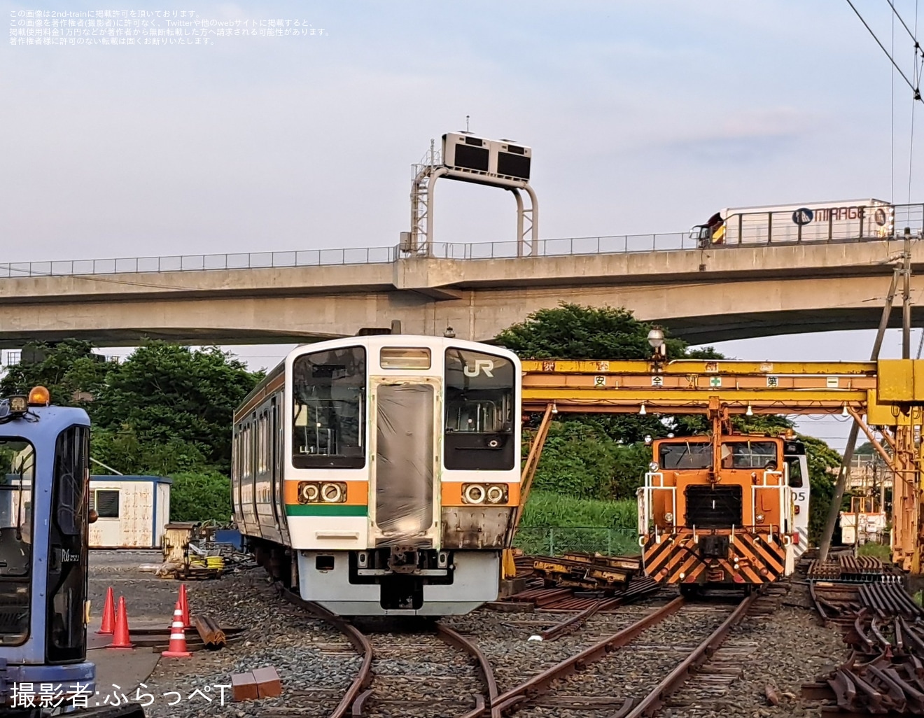 【三岐】211系LL1編成が部品取りにの拡大写真