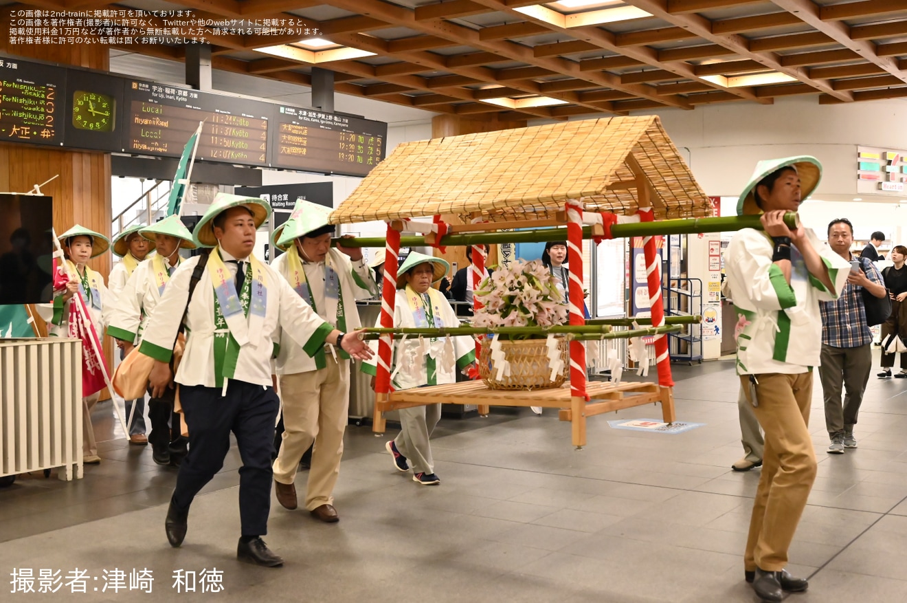 【JR西】桜井線の列車で三枝祭向けのささゆりを輸送の拡大写真