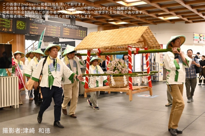 【JR西】桜井線の列車で三枝祭向けのささゆりを輸送を奈良駅で撮影した写真