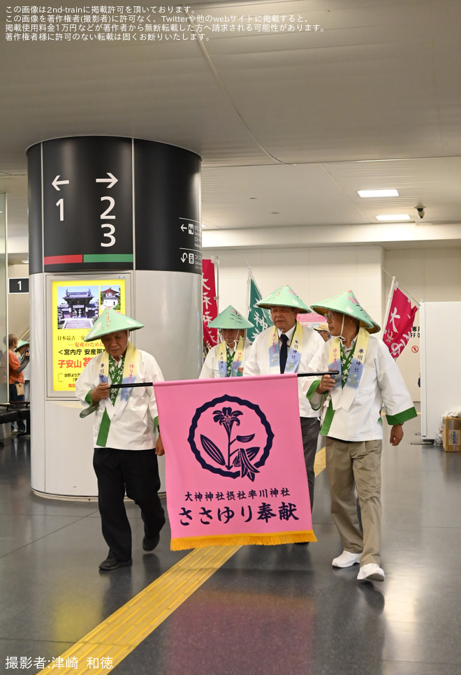 【JR西】桜井線の列車で三枝祭向けのささゆりを輸送を奈良駅で撮影した写真