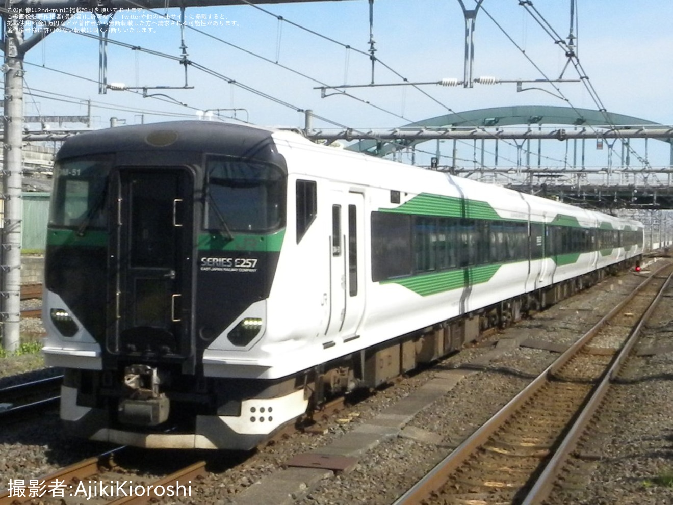 【JR東】E257系オオOM-51編成が大宮総合車両センターへ入場の拡大写真