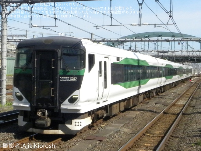 【JR東】E257系オオOM-51編成が大宮総合車両センターへ入場を不明で撮影した写真
