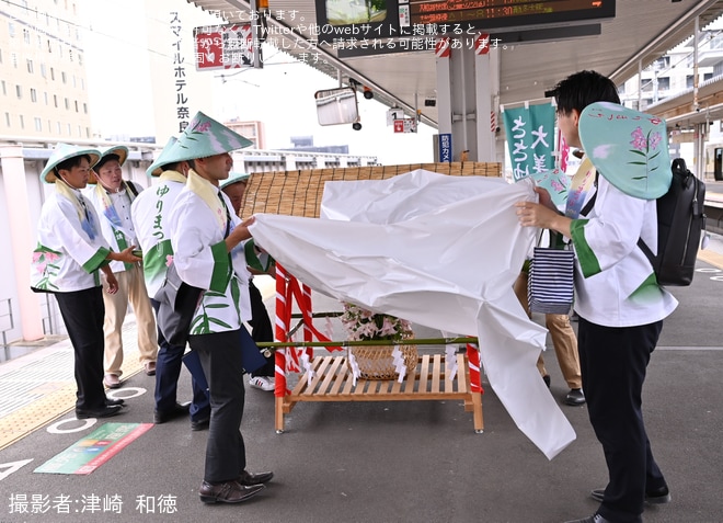 【JR西】桜井線の列車で三枝祭向けのささゆりを輸送を奈良駅で撮影した写真