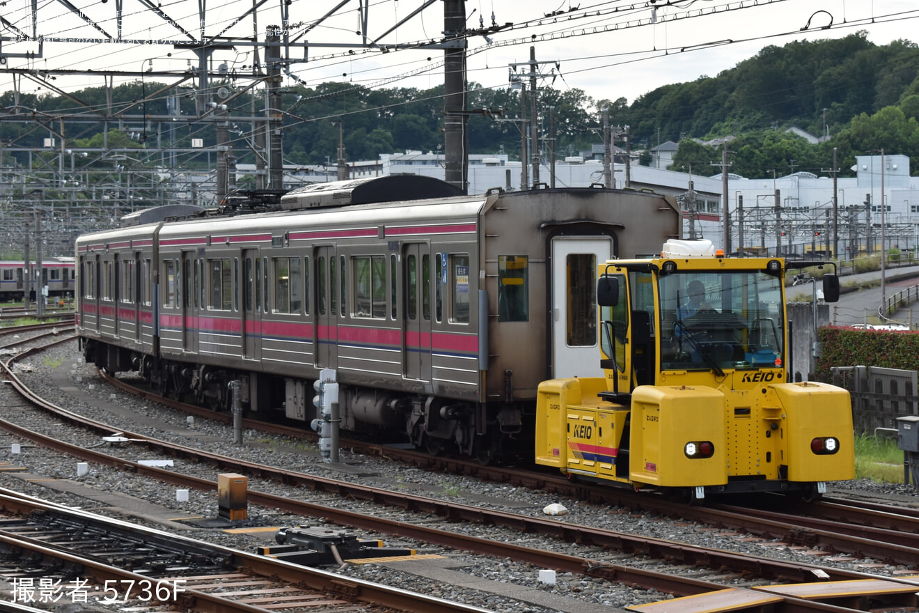 【京王】運用離脱している8000系8711Fの構内入換が目撃(1・2号車)の拡大写真