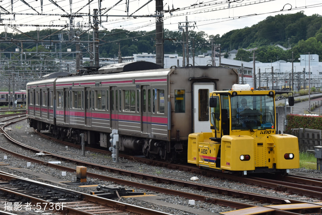 【京王】運用離脱している8000系8711Fの構内入換が目撃(1・2号車)を若葉台駅で撮影した写真