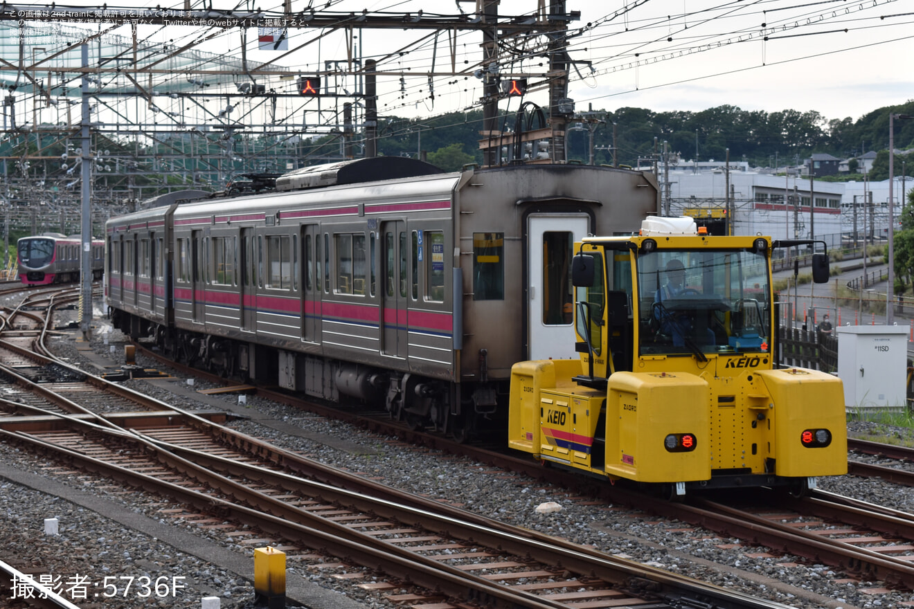 【京王】運用離脱している8000系8711Fの構内入換が目撃(1・2号車)の拡大写真