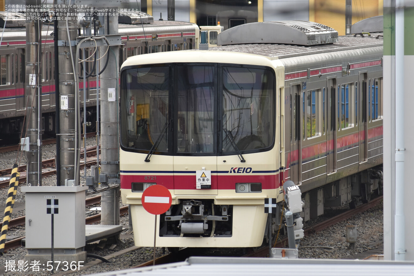 【京王】運用離脱している8000系8711Fの構内入換が目撃(1・2号車)の拡大写真