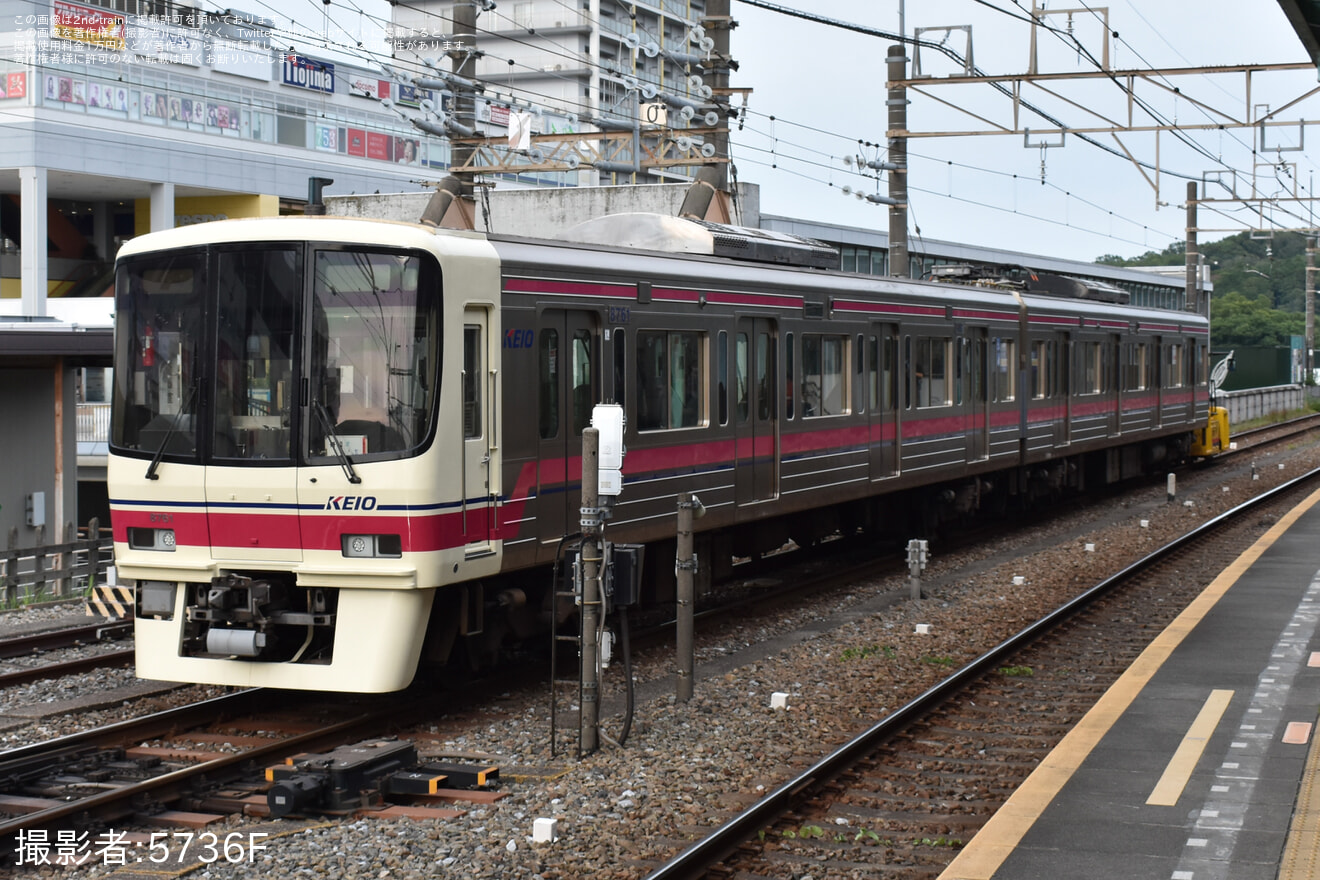 【京王】運用離脱している8000系8711Fの構内入換が目撃(1・2号車)の拡大写真