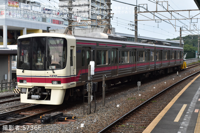 【京王】運用離脱している8000系8711Fの構内入換が目撃(1・2号車)を若葉台駅で撮影した写真