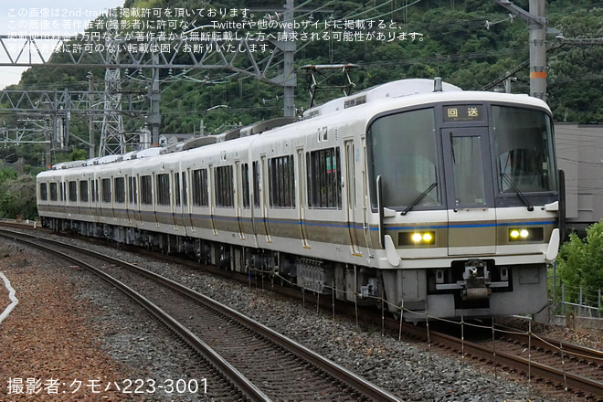 【JR西】221系F05編成吹田総合車両所本所出場回送を島本駅で撮影した写真